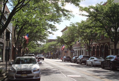 A line of quaint shops in Summit, NJ